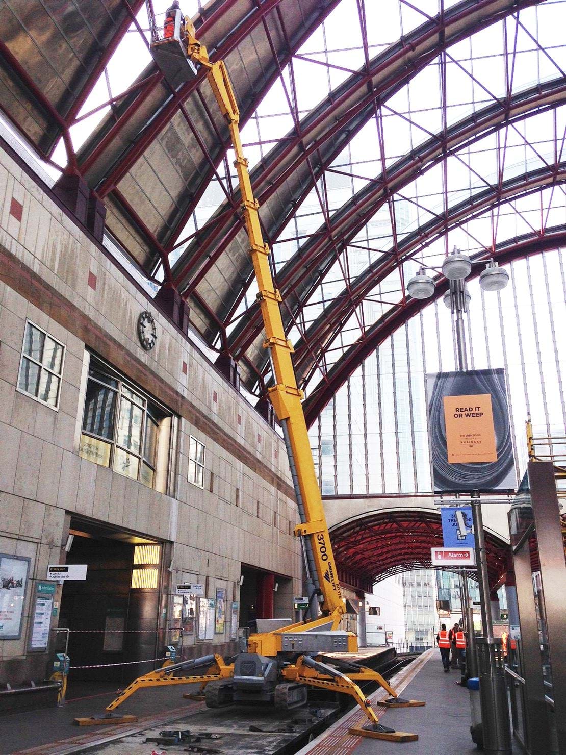 UK Ommelift 3700 RJ Canary Wharf Train St. London.jpg