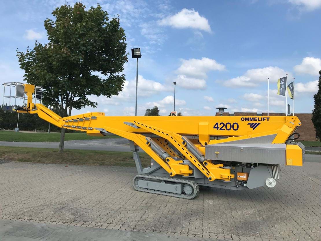 4200RJ Ability To Lift The Boom And Jib While Travelling