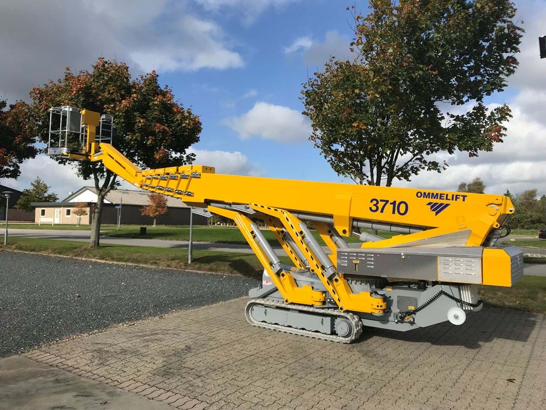 3710RJ Ability To Lift The Boom And Jib While Travelling