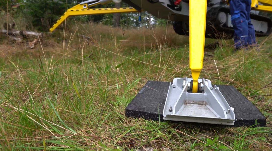 07 Permanently Fixed, Large Bearing Area Foot Plates