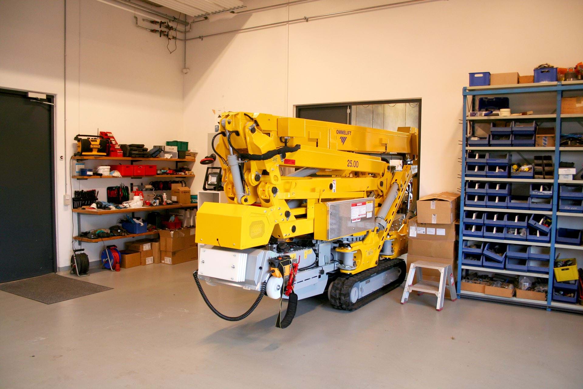 New compact 25m crawler