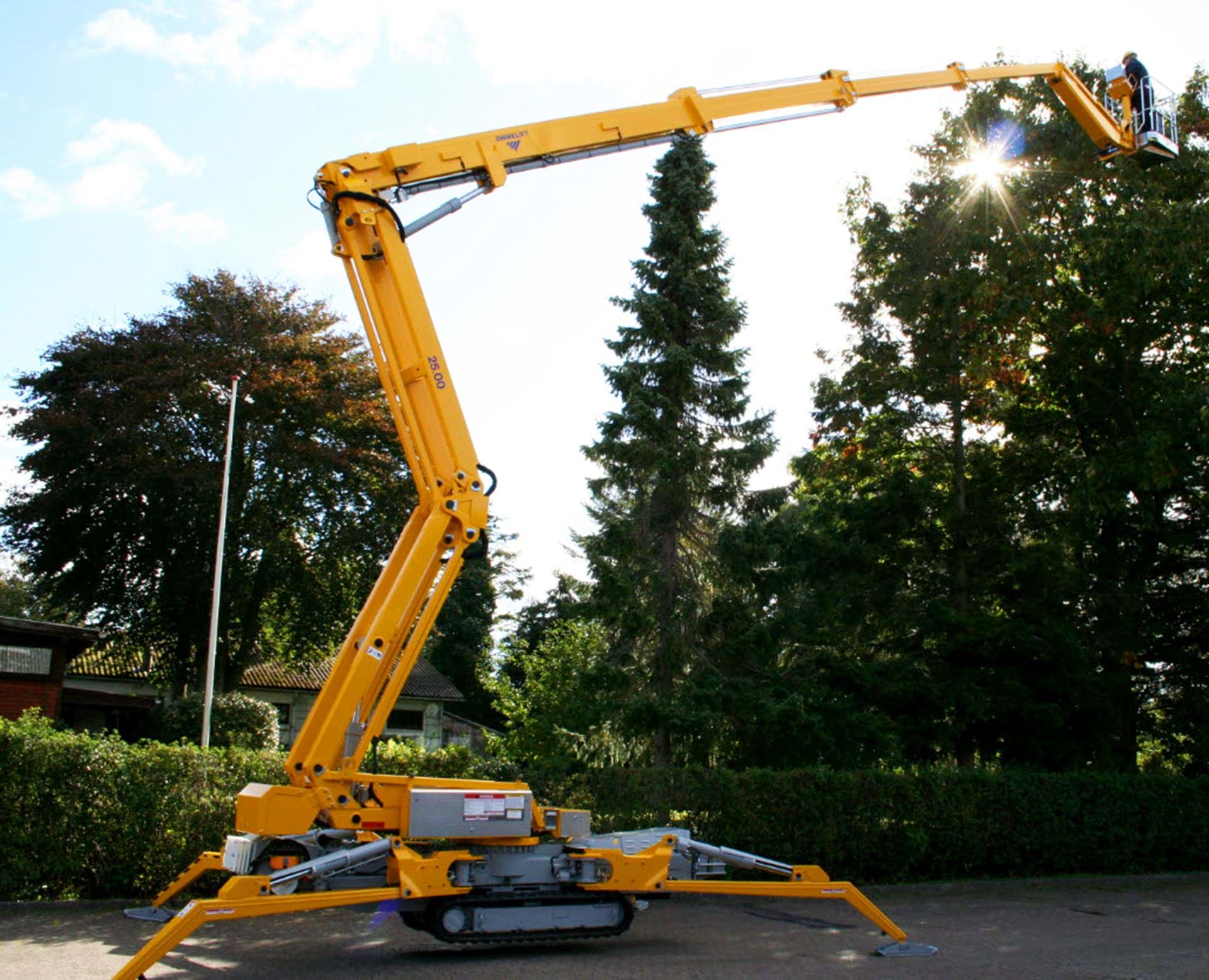 New compact 25m crawler